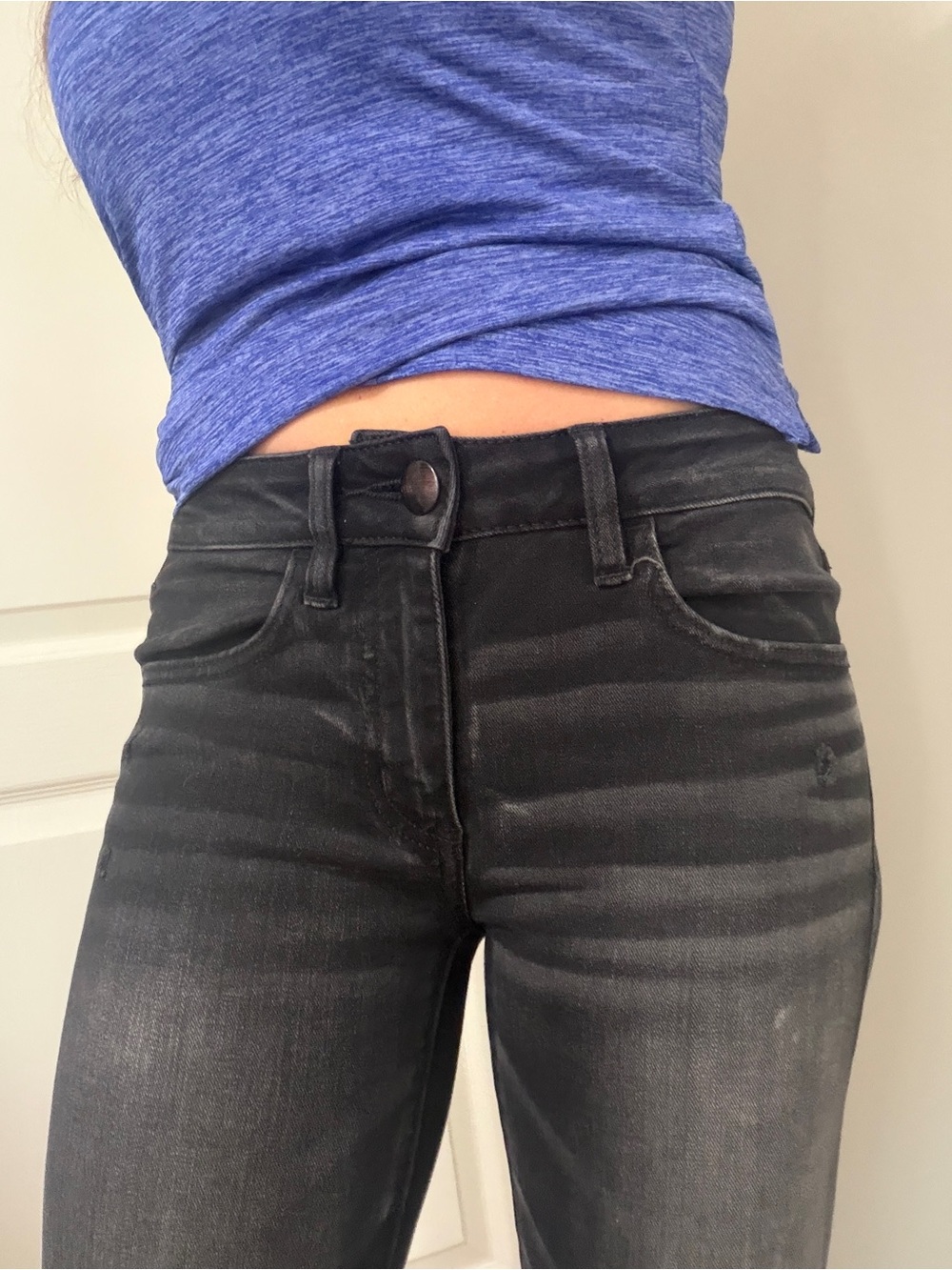 Women’s American Eagle Black Jegging Jeans 2 Distressed super stretch mid rise